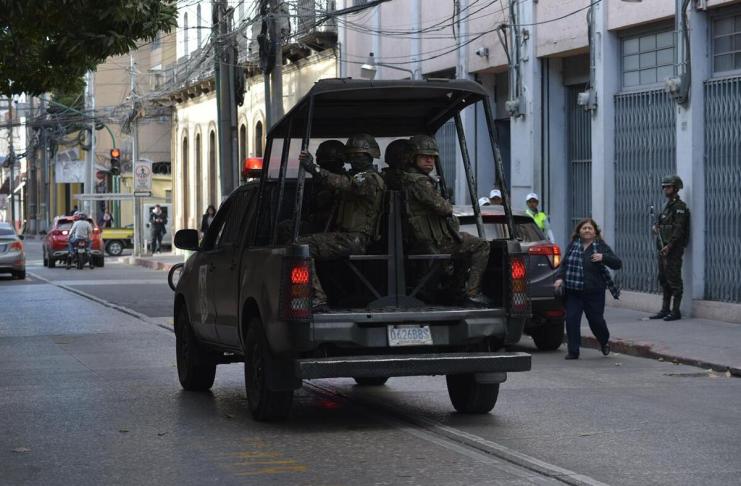 Soldados brindan seguridad en uno de los ingresos al Congreso de la República. Foto: La Hora / José Orozco