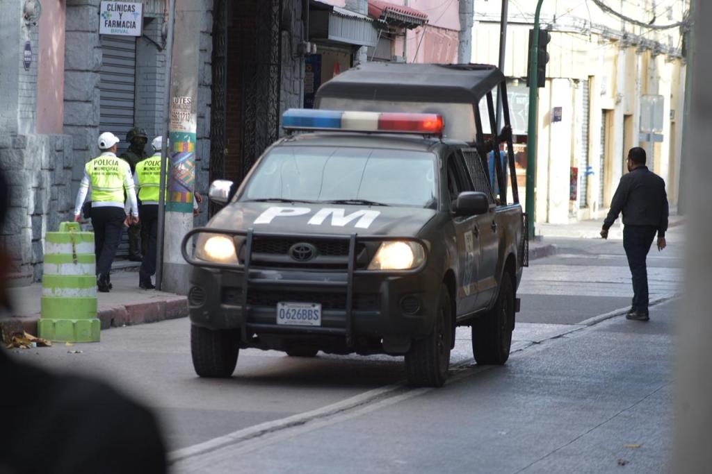 Fuerzas de seguridad patrullan en una de las calles cercanas del Congreso de la República este lunes. Foto: La Hora / José Orozco