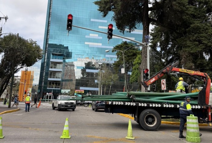 Personal de la Municipalidad de Guatemala avanza en los trabajos de instalación de semáforos inteligentes. Foto: La Hora/ MuniGuate