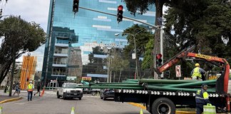Personal de la Municipalidad de Guatemala avanza en los trabajos de instalación de semáforos inteligentes. Foto: La Hora/ MuniGuate