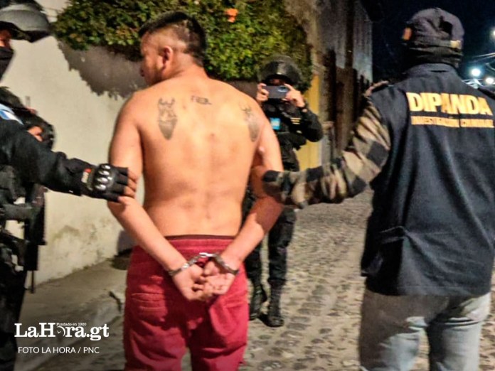 El detenido es acusado por vecinos de El Hato, de ser sicario y pandillero. Foto: PNC