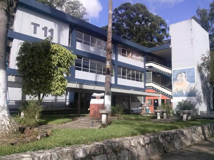 Edificio T-11 de la Facultad de Ciencias Químicas y Farmacia de la Universidad de San Carlos de Guatemala. Foto: Asociación de Estudiantes de Ciencias Químicas y Farmacia -AEQ-