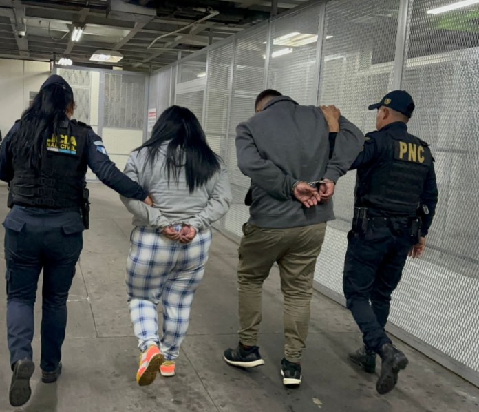 Presuntos responsables de realizar asaltos a sus pasajeros. Foto La Hora: PNC.