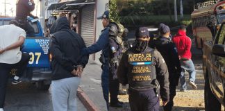 Tres presuntos taxistas piratas son detenidos en operativos policiales.