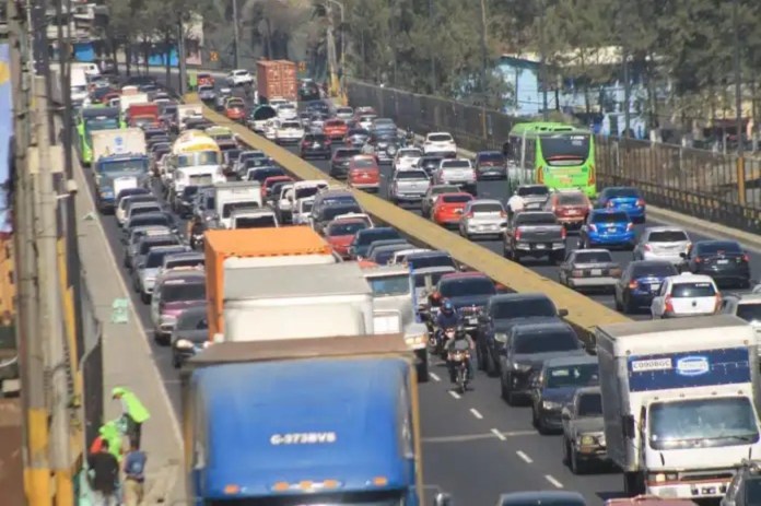 trafico en la ciudad Emetra recomienda salir con anticipación este lunes, pues habrá un marcado aumento de tráfico en la ciudad. Foto: La Hora/Archivo