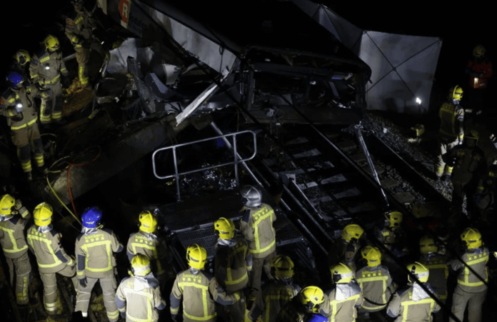 Los Bomberos de la Generalitat trabajan en el lugar del accidente de un tren de la línea 4 de Rodalies que chocó este martes con un muro de contención que ha caído a la vía entre Gelida y Sant Sadurní d'Anoia (Barcelona). EFE/Alberto Estévez