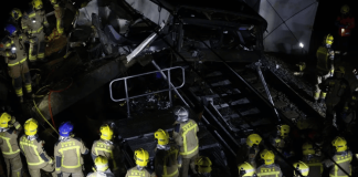 Los Bomberos de la Generalitat trabajan en el lugar del accidente de un tren de la línea 4 de Rodalies que chocó este martes con un muro de contención que ha caído a la vía entre Gelida y Sant Sadurní d'Anoia (Barcelona). EFE/Alberto Estévez
