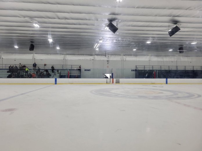 Fotografía tomada a través de rastreo de redes de personas atendiendo heridos en la pista de hielo en Pawtucket (Rhode Island, noreste de Estados Unidos), donde al menos dos personas fallecieron. Foto La Hora: EFE
