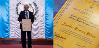 El 21 de enero de este año se hizo el anuncio del reconocimiento y este 11 de febrero el Ministerio de Cultura le entregó el Premio Nacional de Literatura "Miguel Ángel Asturias". Foto La Hora: MCD