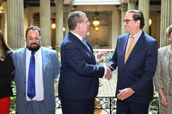 20260216__BC__PRESIDENTE BERNARDO AREVALO SOSTUVO REUNION CON REPRESENTANTES DE ORGANIZACION DE ESTADOS AMERICANOS OEA EN PALACIO NACIONAL 017 (1) Arévalo y OEA sostienen reunión para seguimiento de elecciones de segundo grado en Guatemala.