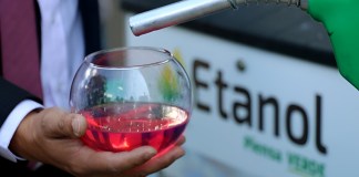 Gobierno afirma que implementación de mezcla de etanol en combustibles para 2026 "va adelante".