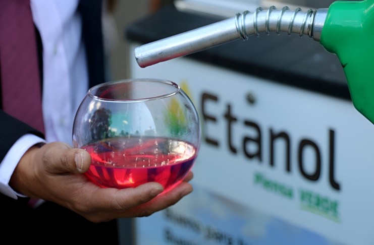 Gobierno afirma que implementación de mezcla de etanol en combustibles para 2026 "va adelante".