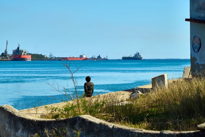 Archivo de una persona que observa un barco de combustibles en la bahía de Matanzas en La Habana, Cuba. Foto La Hora: EFE