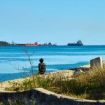Archivo de una persona que observa un barco de combustibles en la bahía de Matanzas en La Habana, Cuba. Foto La Hora: EFE