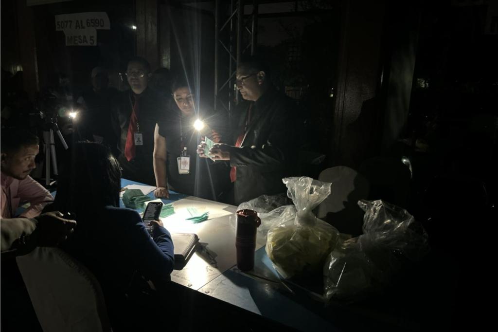 Durante el escrutinio, se sucitó un apagón. Foto La Hora: José Orozco 