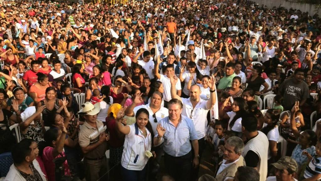 Vivian Preciado y Mario Estrada (Al centro de la imágen) durante un evento en 2015. Foto La Hora: UCN