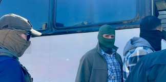 Agentes del Servicio de Inmigración y Control de Aduanas (ICE) esperan afuera de la corte de inmigración, en San Antonio, Texas. Foto La Hora: EFE