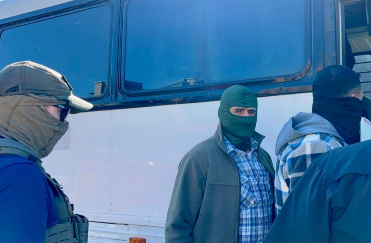 Agentes del Servicio de Inmigración y Control de Aduanas (ICE) esperan afuera de la corte de inmigración, en San Antonio, Texas. Foto La Hora: EFE