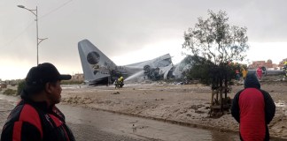 Fotografía cedida por Noticias San Roque D7 donde se muestra un avión militar de carga accidentado este viernes en El Alto (Bolivia). Foto La Hora: EFE