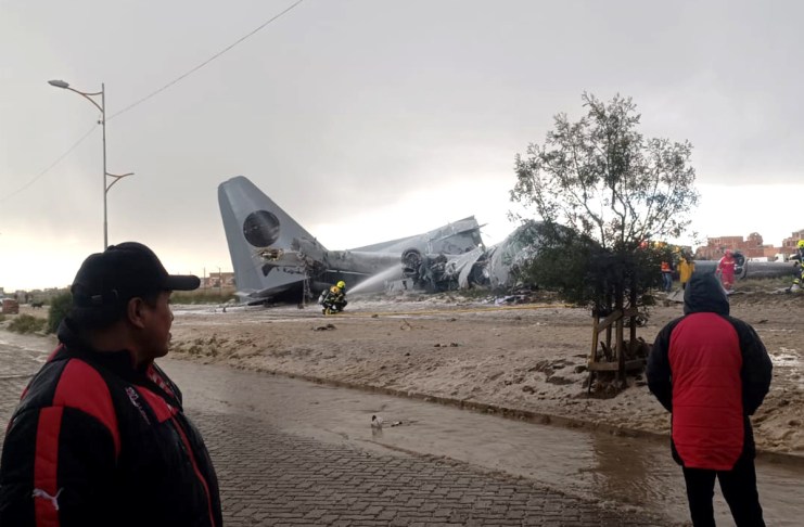 Fotografía cedida por Noticias San Roque D7 donde se muestra un avión militar de carga accidentado este viernes en El Alto (Bolivia). Foto La Hora: EFE