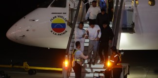 Ciudadanos venezolanos descienden de un avión tras ser deportados desde Estados Unidos, en el Aeropuerto Internacional Simón Bolívar, en Caracas. Foto La Hora: EFE