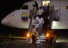 Ciudadanos venezolanos descienden de un avión tras ser deportados desde Estados Unidos, en el Aeropuerto Internacional Simón Bolívar, en Caracas. Foto La Hora: EFE