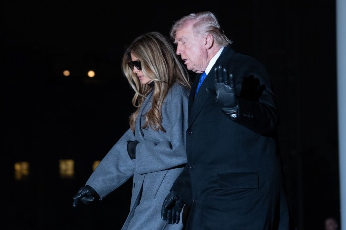 El presidente Donald Trump (R) y la primera dama Melania Trump (L) caminando de regreso a la Casa Blanca. Foto La Hora: EFE