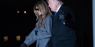 El presidente Donald Trump (R) y la primera dama Melania Trump (L) caminando de regreso a la Casa Blanca. Foto La Hora: EFE