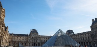 Archivo del museo Louvre en Francia donde se encontraba la corona de la emperatriz Eugenia. Foto La Hora: EFE