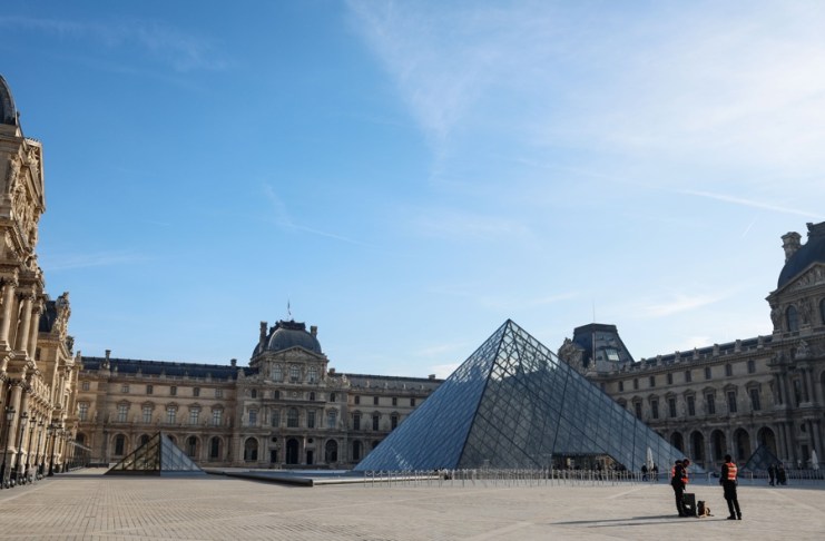 Archivo del museo Louvre en Francia donde se encontraba la corona de la emperatriz Eugenia. Foto La Hora: EFE