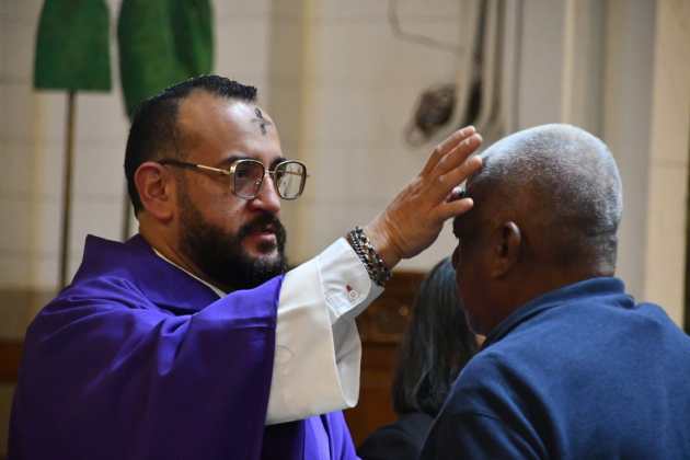 En la Parroquia Santo Cura de Ars, zona 5 de la capital, los fieles cat&oacute;licos acudieron a la misa del Mi&eacute;rcoles de Ceniza. Foto La Hora: Sergio Osegueda