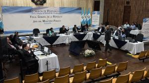 Pese a visita de Jonh Barret, Claudia Paredes intenta bloquear nueva evaluación para MP; cambio logra apoyo mayoritario