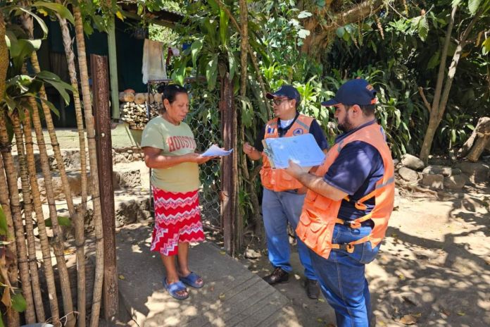 Acciones preventivas de Conred Conred realizando acciones preventivas en comunidades aledañas al Volcán de Fuego. Foto La Hora: Conred