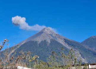 Actividad constante del volcán de Fuego. Foto La Hora: Conred