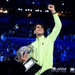 El español Carlos Alcaraz sostiene el trofeo tras ganar la final individual masculina del Abierto de Australia en Melbourne, Australia, el 1 de febrero de 2026. (Tenis, España) EFE/EPA/JOEL CARRETT AUSTRALIA Y NUEVA ZELANDA FUERA