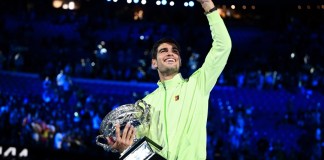 El español Carlos Alcaraz sostiene el trofeo tras ganar la final individual masculina del Abierto de Australia en Melbourne, Australia, el 1 de febrero de 2026. (Tenis, España) EFE/EPA/JOEL CARRETT AUSTRALIA Y NUEVA ZELANDA FUERA