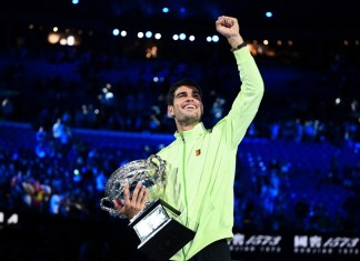 El español Carlos Alcaraz sostiene el trofeo tras ganar la final individual masculina del Abierto de Australia en Melbourne, Australia, el 1 de febrero de 2026. (Tenis, España) EFE/EPA/JOEL CARRETT AUSTRALIA Y NUEVA ZELANDA FUERA