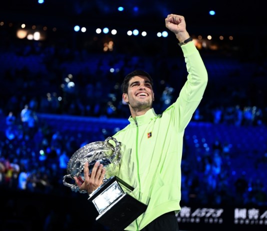 El español Carlos Alcaraz sostiene el trofeo tras ganar la final individual masculina del Abierto de Australia en Melbourne, Australia, el 1 de febrero de 2026. (Tenis, España) EFE/EPA/JOEL CARRETT AUSTRALIA Y NUEVA ZELANDA FUERA