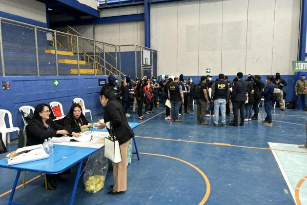 Al menos 30 agentes del MP y la PNC se han hecho presentes a la sede del parque Erick Barrondo para realizar una diligencia cuando se realizan las elecciones del CANG. Foto La Hora: Jos&eacute; Orozco