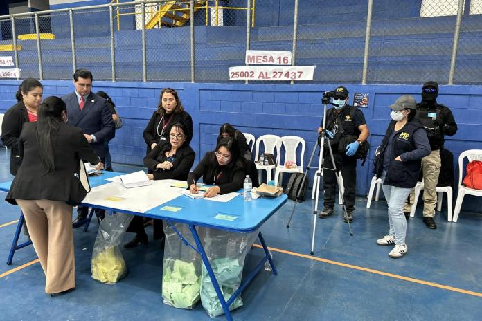 Personal del MP se ha hecho presente al centro de votación habilitado en el parque Erick Barrondo. Foto La Hora: José Orozco