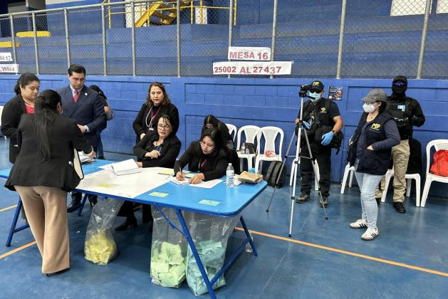 Personal del MP se ha hecho presente al centro de votaci&oacute;n habilitado en el parque Erick Barrondo. Foto La Hora: Jos&eacute; Orozco