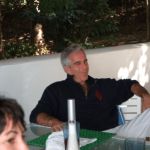 Fotografía de los archivos Epstein que muestran al magnate Jeffrey Epstein en su isla. Foto La Hora: Departamento de Seguridad de Estados Unidos