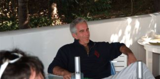 Fotografía de los archivos Epstein que muestran al magnate Jeffrey Epstein en su isla. Foto La Hora: Departamento de Seguridad de Estados Unidos