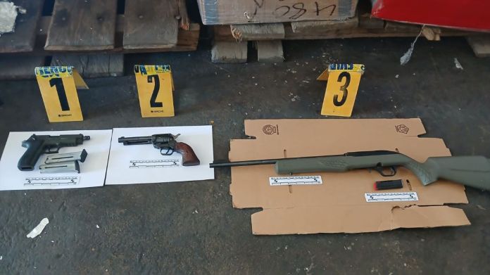Un rifle y dos pistolas sin documentación legal fueron encontradas dentro de una caja proveniente de Estados Unidos con destino a Huehuetenango. Foto La Hora: PNC