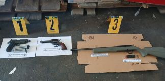 Un rifle y dos pistolas sin documentación legal fueron encontradas dentro de una caja proveniente de Estados Unidos con destino a Huehuetenango. Foto La Hora: PNC