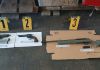 Un rifle y dos pistolas sin documentación legal fueron encontradas dentro de una caja proveniente de Estados Unidos con destino a Huehuetenango. Foto La Hora: PNC