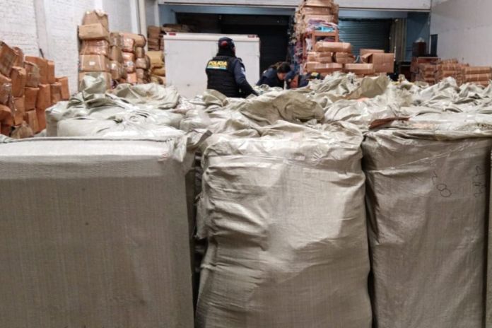 Allanan inmueble por posible violación a derechos de propiedad industrial vinculados a la FIFA. Foto La Hora: MP.