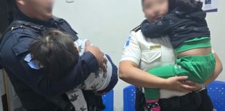 Niños de 1 y 3 años son auxiliados por la PNC en Jalapa luego de ataque de perro. Foto La Hora: PNC.