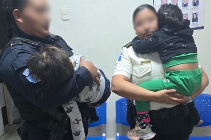 Artes LH (44) Niños de 1 y 3 años son auxiliados por la PNC en Jalapa luego de ataque de perro. Foto La Hora: PNC.