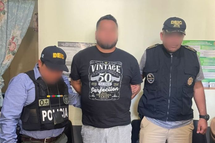 Capturan al extraditable 13 del 2026, requerido por EE. UU. por dos casos de violación. Foto La Hora: PNC.